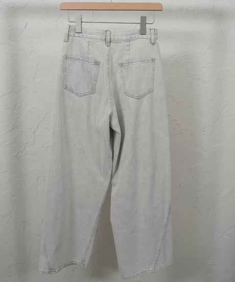 Side tuck curve loose denim Pants　長い方のみ