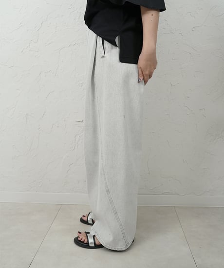 Side tuck curve loose denim Pants　長い方のみ
