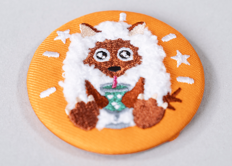ウルフィ刺繍缶バッジ | ハピキャンストア