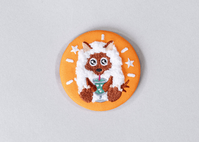 ウルフィ刺繍缶バッジ | ハピキャンストア