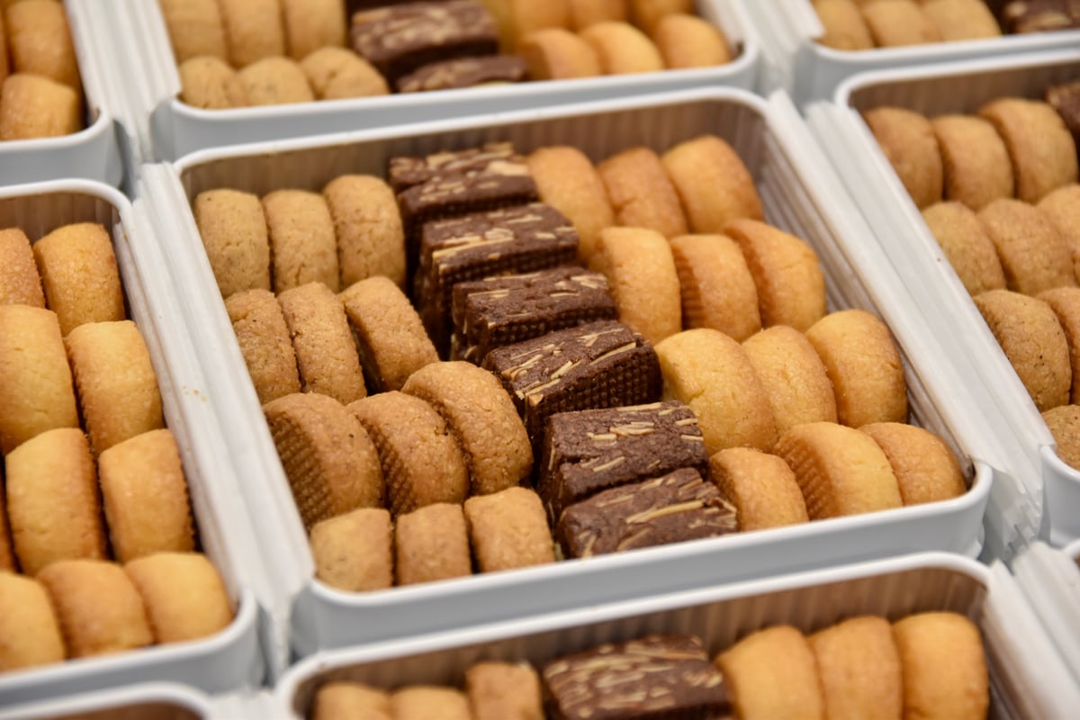 エシレバターのクッキーアソートとりんごクランブルタルトとショコラアソート クッキーアソート缶 | Patisserie CONSTELLAS