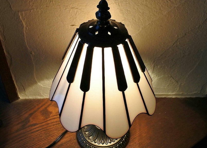 ピアノ モノトーン ステンドグラス ランプ 照明 卓上 スタンド