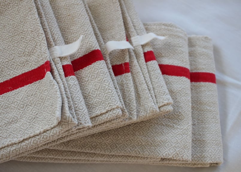 アンティークバスク織り緻密な織模様クロス 赤＆ネイビー イニシャル刺繍トーション アンティークバスク織り緻密な織模様クロス 赤＆ネイビー