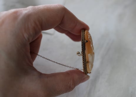 【I】Antique Shell Cameo Brooch