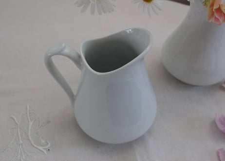 フランス白磁のピシェ