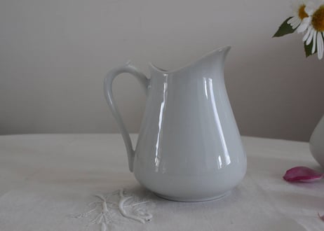 フランス白磁のピシェ
