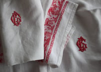 【ネコポス発送対象商品】France Antique  赤のMONOGRAM 手刺繍モノグラムクロス（数量2）