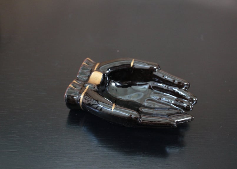 B】ブラックハンドモチーフ/Made in Japan/陶器製・小物入れ B