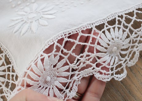 France Antique Whitework MONOGRAM "JS"  花のテーブルクロス