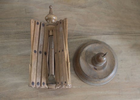 【B】卓上木製・かせくり器　糸巻き器