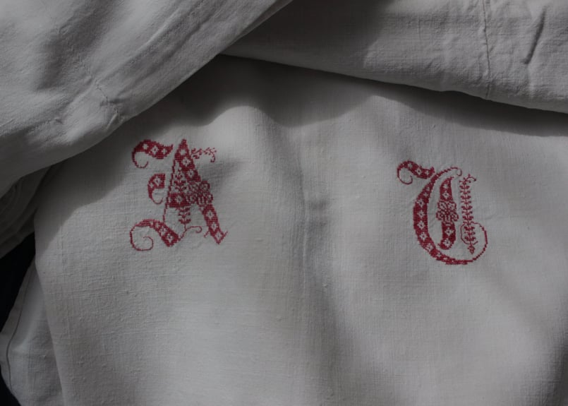フランスアンティークイニシャルシート/モノグラムクロス/ “A・C”赤 France Antique Linge Ancien Feuilles Monogram
