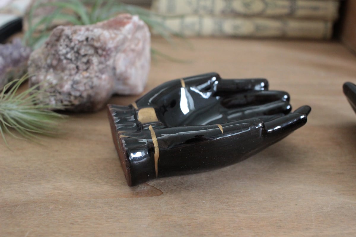 【B】ブラックハンドモチーフ/Made in Japan/陶器製・小物入れ B】ブラックハンドモチーフ/Made in Japan | Antique & Brocan