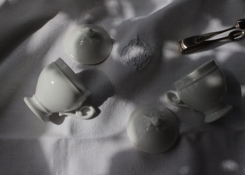 お花のクリームポット【ポ・ア・クレム】ポーセレン白磁器 /フランスアンティーク FranceAntiqueクリームポット【ポ・ア・クレム】ポーセレン白