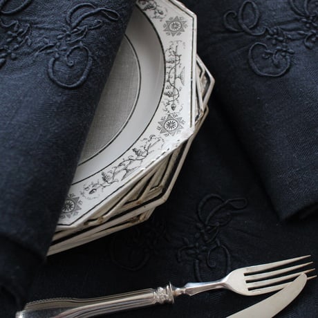 アンティークリネン♡フリル付きモノグラム刺繍入りテーブルクロス193×166cm アンティークリネン♡フリル付きモノグラム刺繍入りテーブル