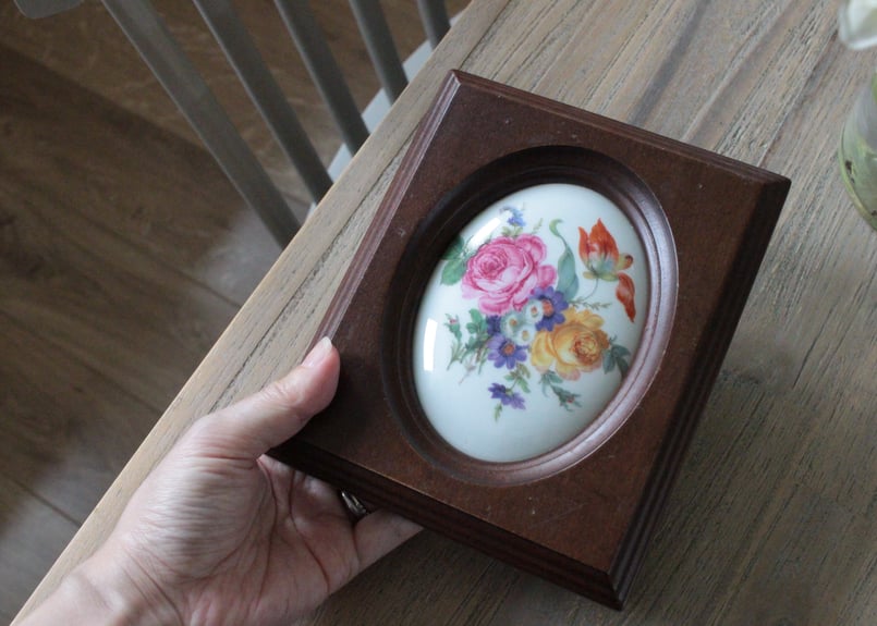 Limoges【リモージュ】バラとスミレの木製フレーム・陶器壁掛け