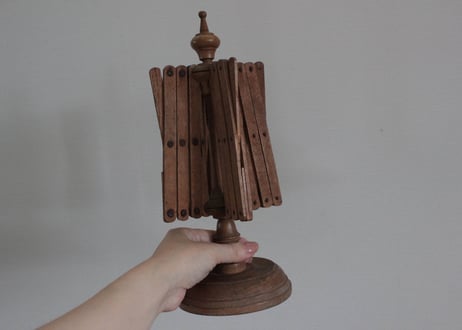 【B】卓上木製・かせくり器　糸巻き器