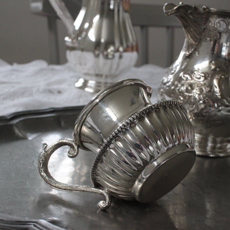 貴族のナフキン2枚&パジャマ入れセット　モノグラム入り　フランスアンティーク ヨーロッパの貴族スタイルのキングサイズクラシックベッド