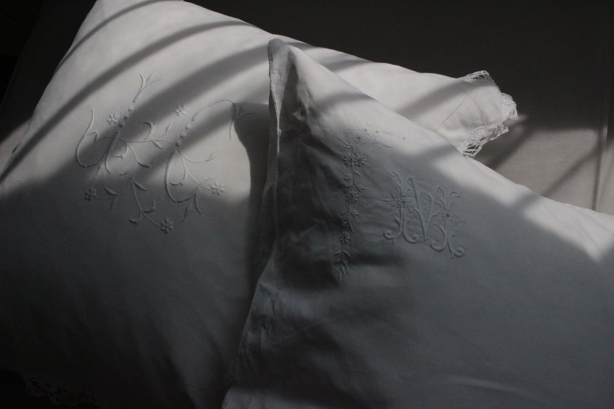 アンティークフランス 花文字モノグラムＥＣ手刺繍 リネンラージクッションカバー アンティークフランス 花文字モノグラムEC手刺繍 リネンラージ