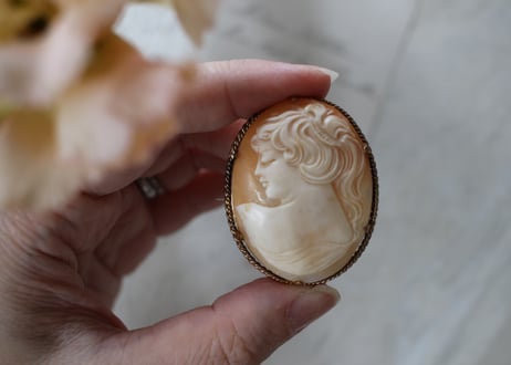 【I】Antique Shell Cameo Brooch