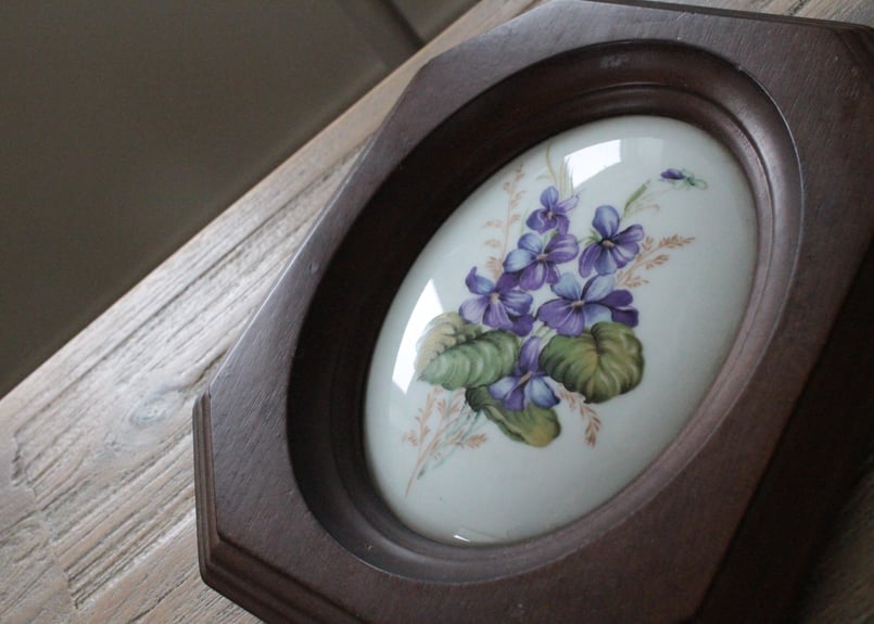 Limoges【リモージュ】バラとスミレの木製フレーム・陶器壁掛け