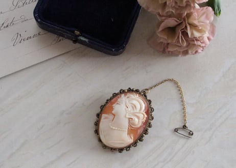 【C】Antique Shell Cameo Brooch