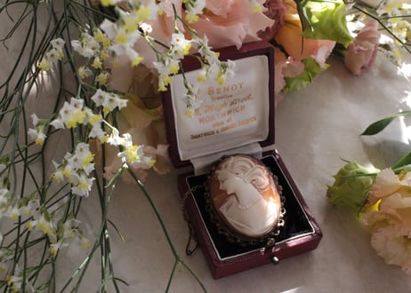 【C】Antique Shell Cameo Brooch