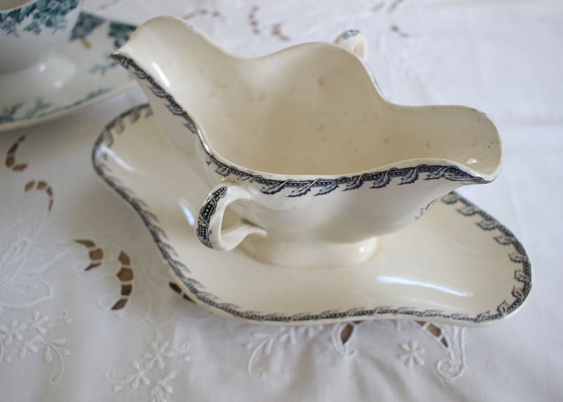 ソーシエール白レリーフ花リムソースボートCreil montereau