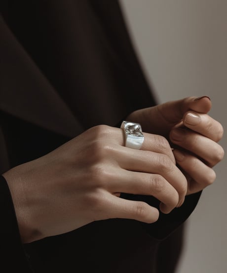 Liquid signet ring
