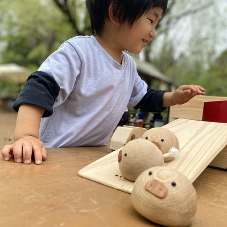 Ansluta toy  アンスルータトイ～100年をむすぶ家族のおもちゃ～　木のおもちゃ ぶたのブーブー
