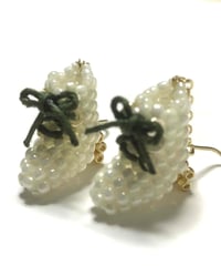 白いブーツのピアス