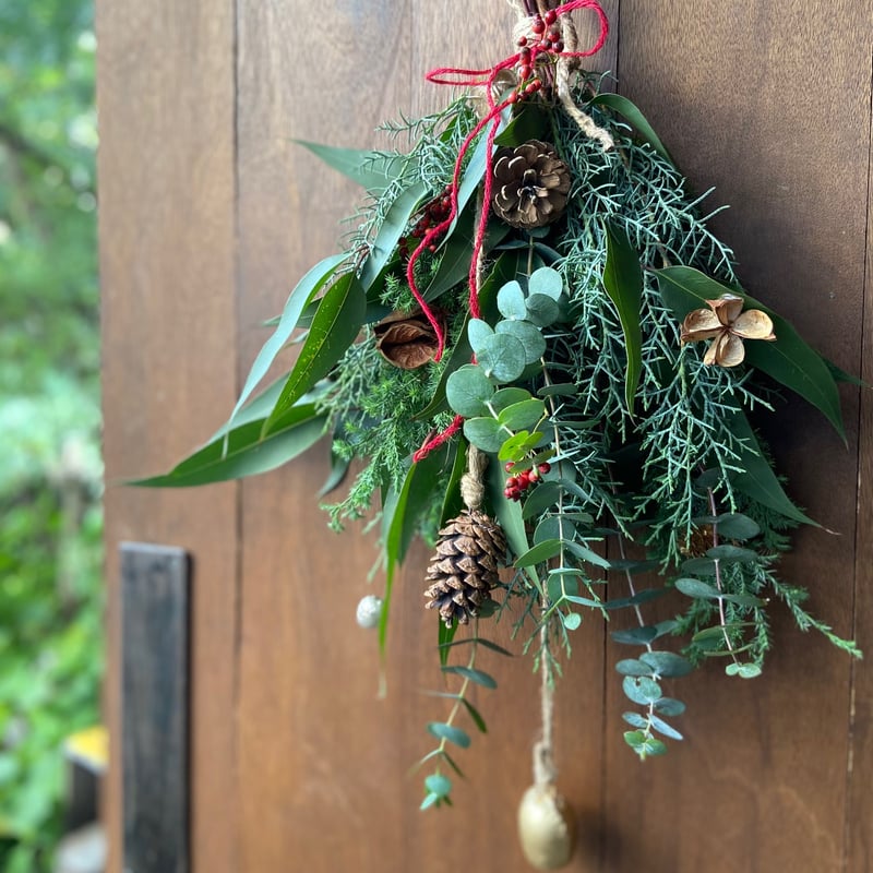 ティンカーベルのようなセルリアを針葉樹と束ねた　クリスマス　スワッグ white&green/針葉樹と野ばらの実のスワッグ/クリスマス/35cm - メルカリ