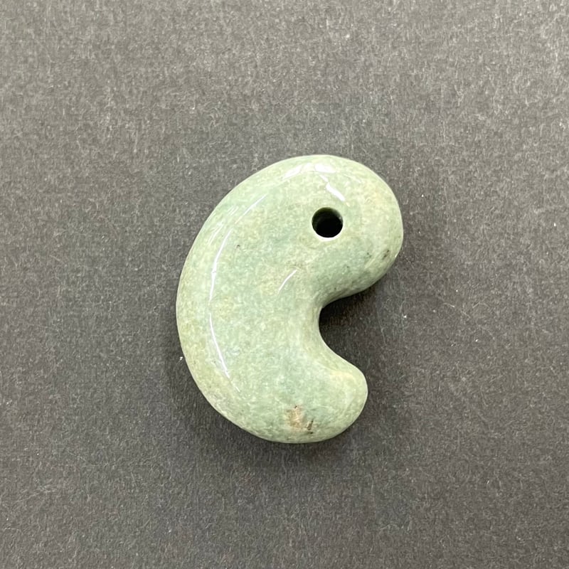 古の力を今に伝える、糸魚川の翡翠古代勾玉（姫川産） | stonebrace白石店