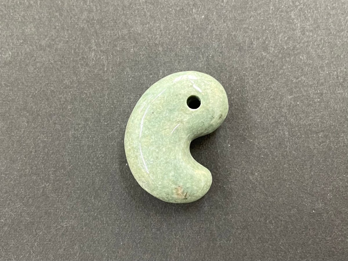 古の力を今に伝える、糸魚川の翡翠古代勾玉（姫川産） | stonebrace白石店