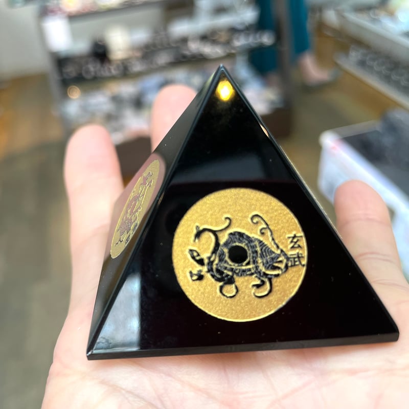 四方に結界を張って現実化のスピードを加速！オブシディアンピラミッド