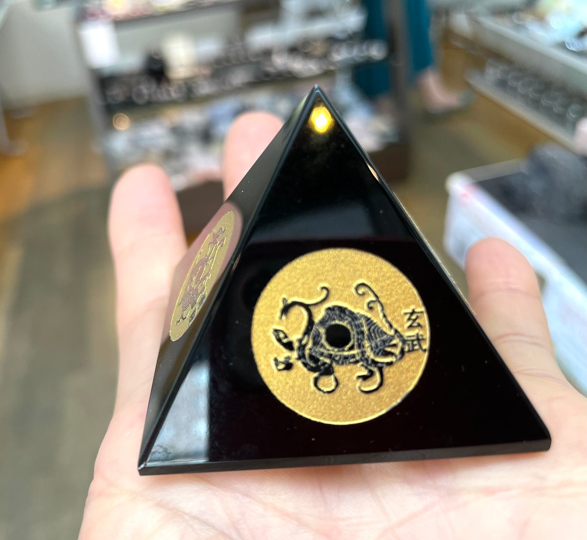 四方に結界を張って現実化のスピードを加速！オブシディアンピラミッド