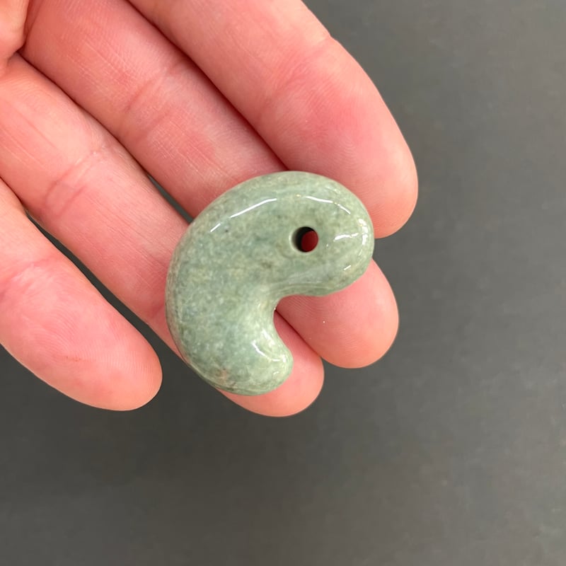 古の力を今に伝える、糸魚川の翡翠古代勾玉（姫川産） | stonebrace白石店