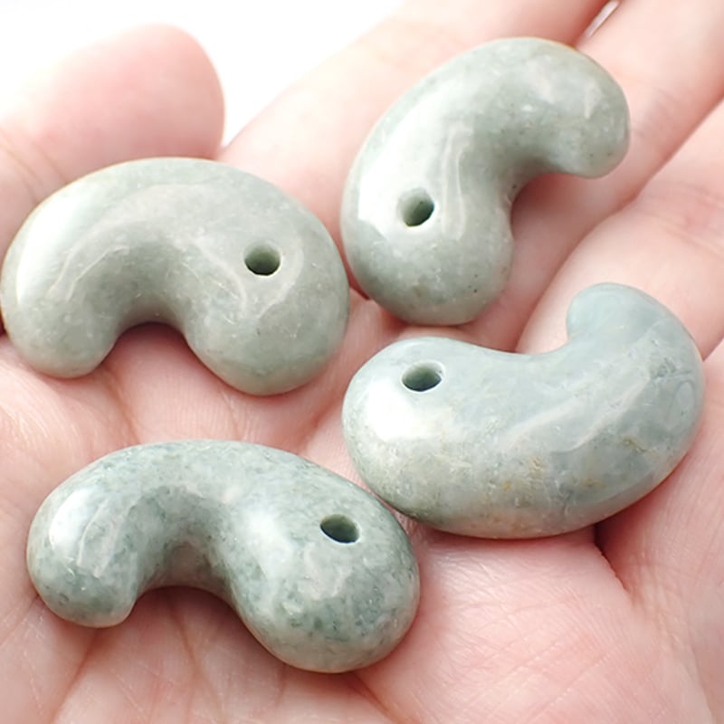 古の力を今に伝える、糸魚川の翡翠古代勾玉（姫川産） | stonebrace白石店