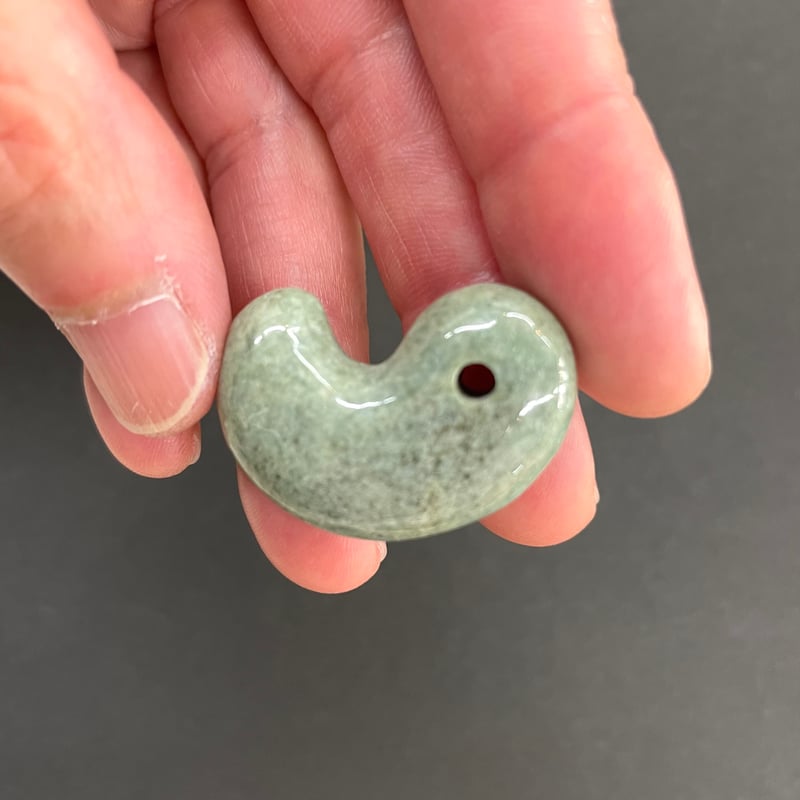 古の力を今に伝える、糸魚川の翡翠古代勾玉（姫川産） | stonebrace白石店