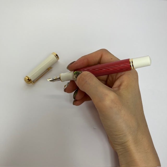 Pelikan 万年筆 M600 レッドホワイト スーベレーン F細字 Amazon | Pelikan ペリカン 万年筆 F 細字 スーベレーン レッド