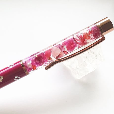 『魔法使いの魔法ペン〜華やかに香る薔薇色の魔法〜』プリザーブドフラワーとクリスタルのハーバリウムボールペン