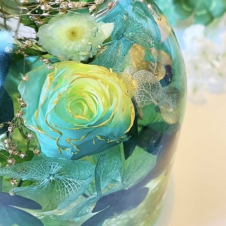 再販*期間限定『宝石の森〜高潔のエメラルド〜』プリザーブドフラワーとクリスタルのメルヘンハーバリウムライト