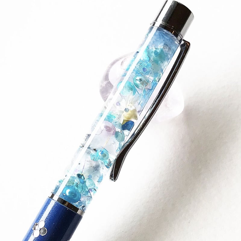 魔法使いの魔法ペン〜澄んだ雫と雨音の魔法〜』プリザーブドフラワーと