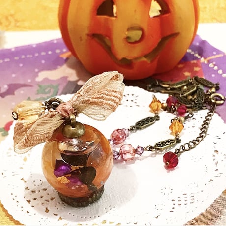 『ジャックランタンのハロウィンの森』スワロフスキーとシトリンのハーバリウムペンダント