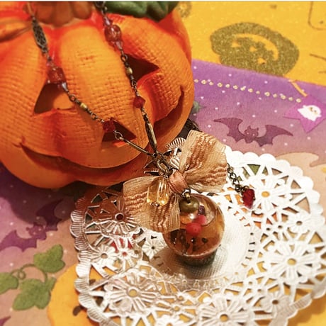 『ジャックランタンのハロウィンの森』スワロフスキーとシトリンのハーバリウムペンダント