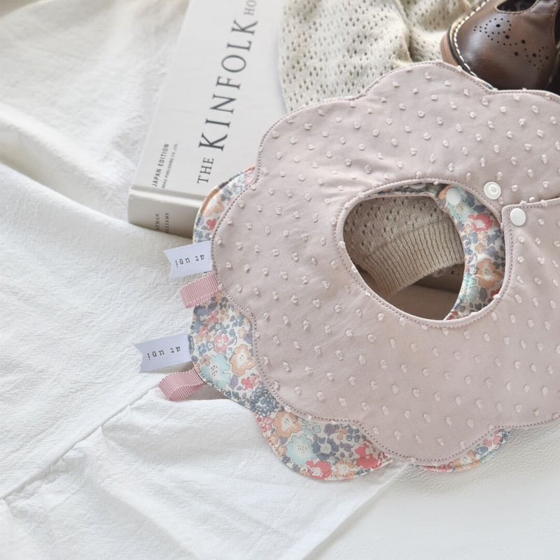 ドットミニヨンの小さめ花びらスタイ | at uni