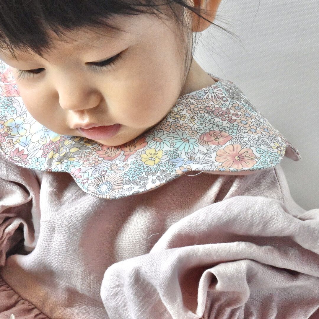 ドットミニヨンの小さめ花びらスタイ | at uni