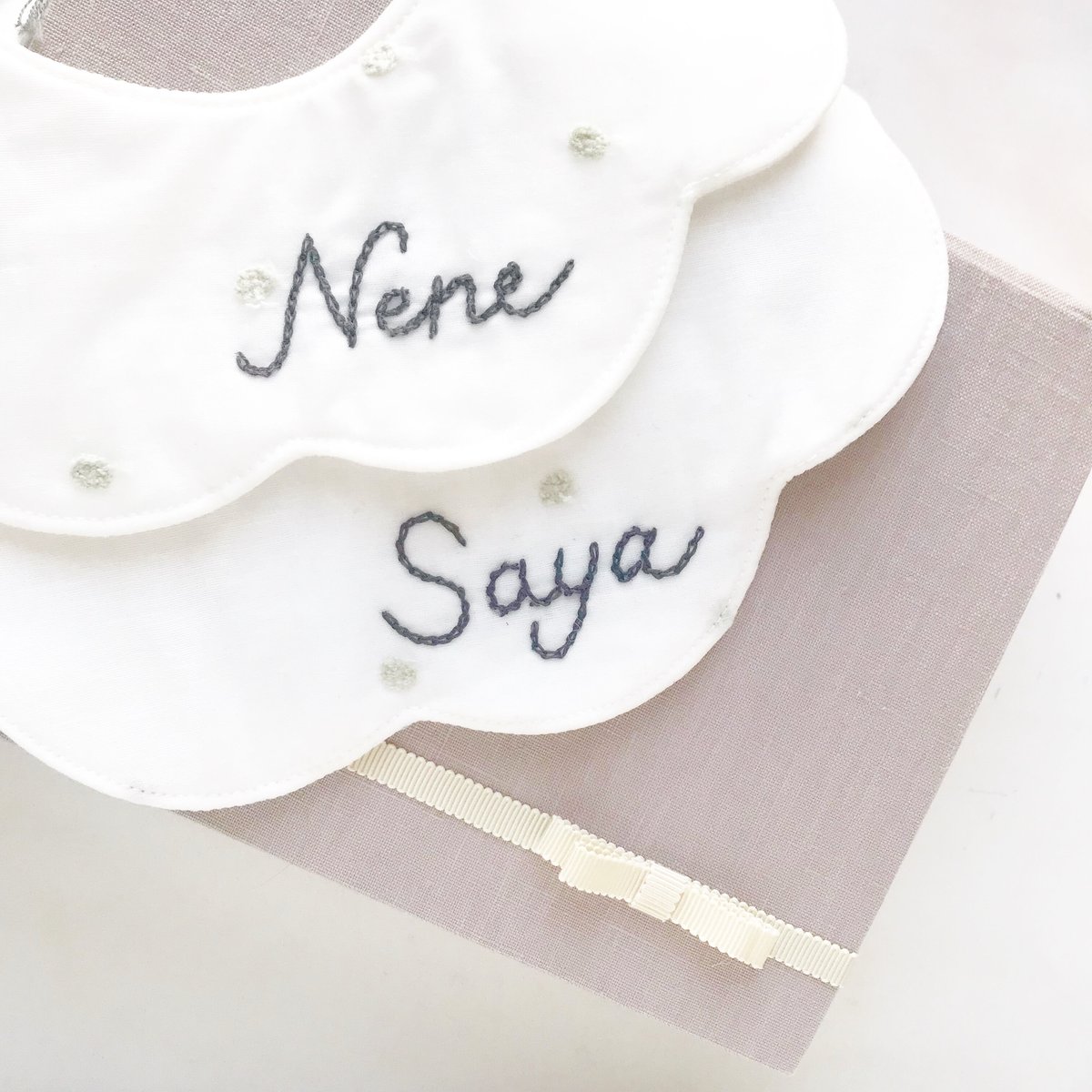 花びらスタイ 【お名前刺繍】【選べる書体】 オーダーページ 1枚1000  