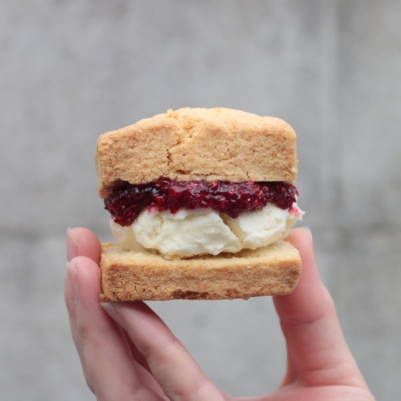 TIPTOEスコーンサンドイッチのオブジェ TIPTOE スコーンサンドイッチのオブジェ