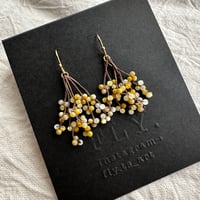 黄色い花の水滴ピアス、イヤリング。小さめ。