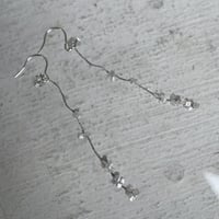 ダイヤモンドのひとすじ水滴ピアス。